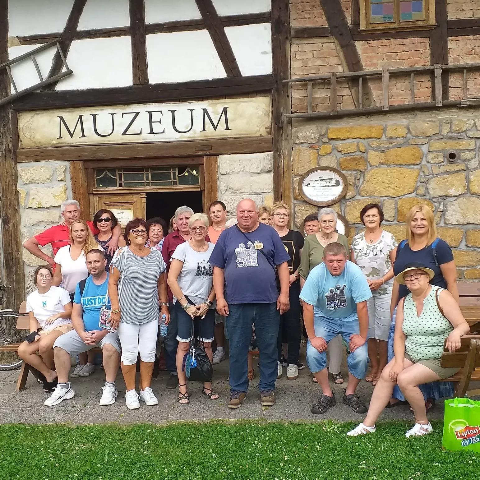Grupa z Dobrzykowic przed muzeum w Pławnej podczas wycieczki w lipcu 2022 roku.