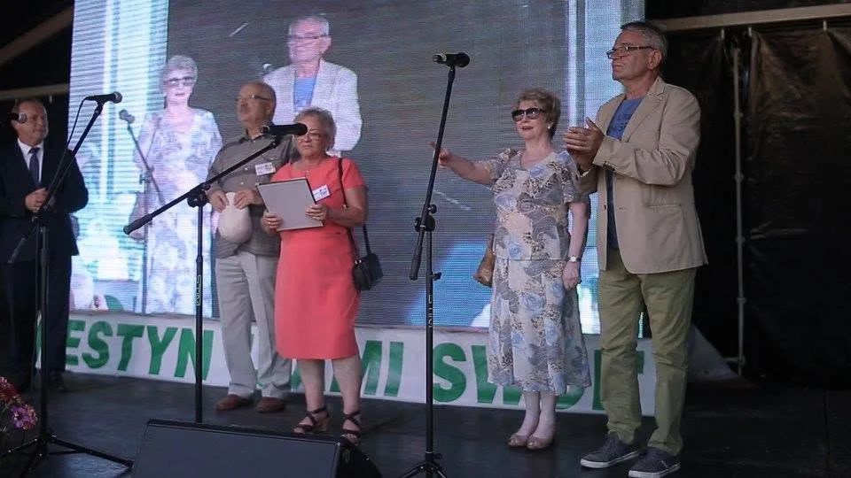 Goście XIII Festynu stoją przy mikrofonach na scenie z napisem Festyn Sami Swoi.