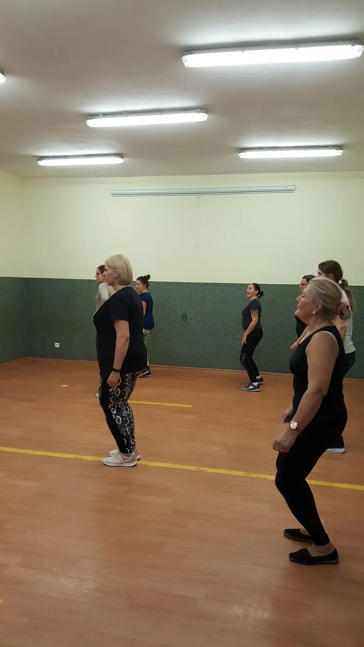 Uczestniczki ćwiczą kroki taneczne podczas zajęć w świetlicy.