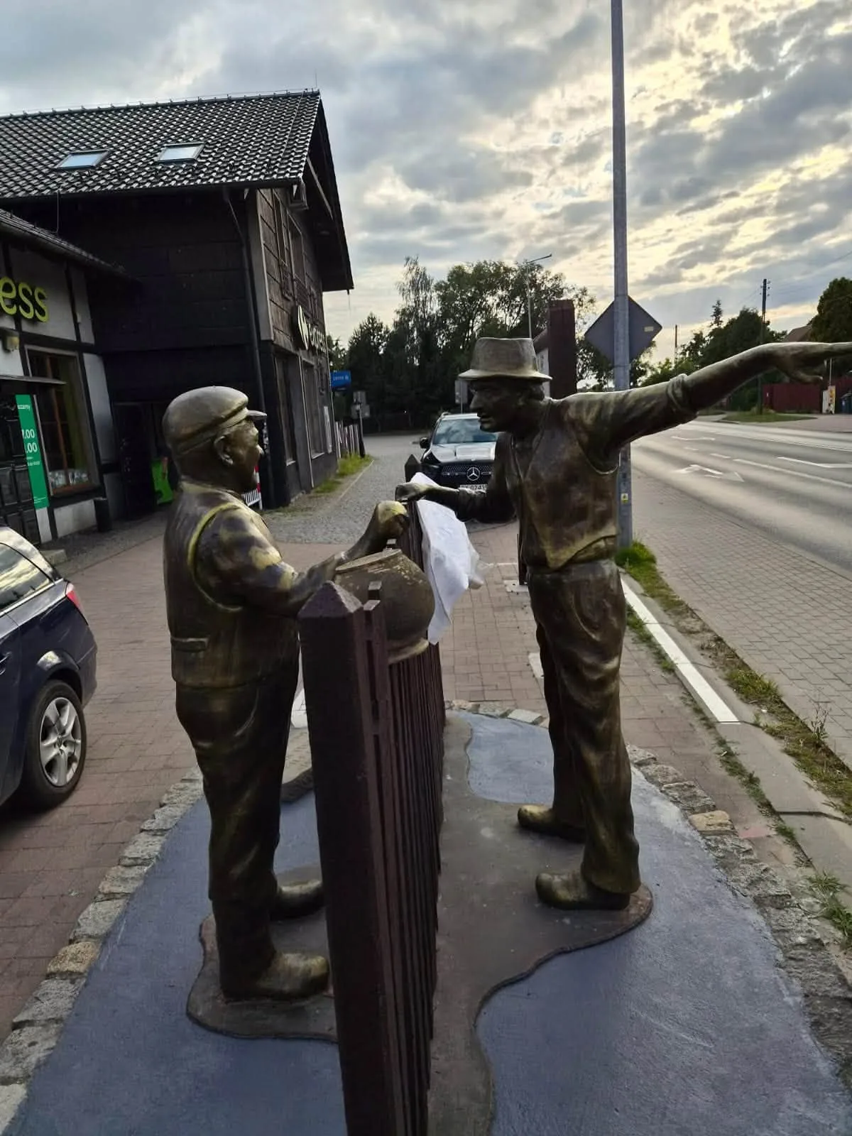 Odnowione rzeźby Kargula i Pawlaka po dwóch stronach płotu przy ulicy w Dobrzykowicach.